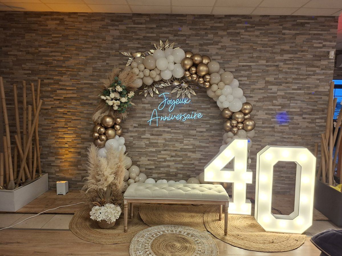 Décor arche de ballons pour un anniversaire de 40 ans