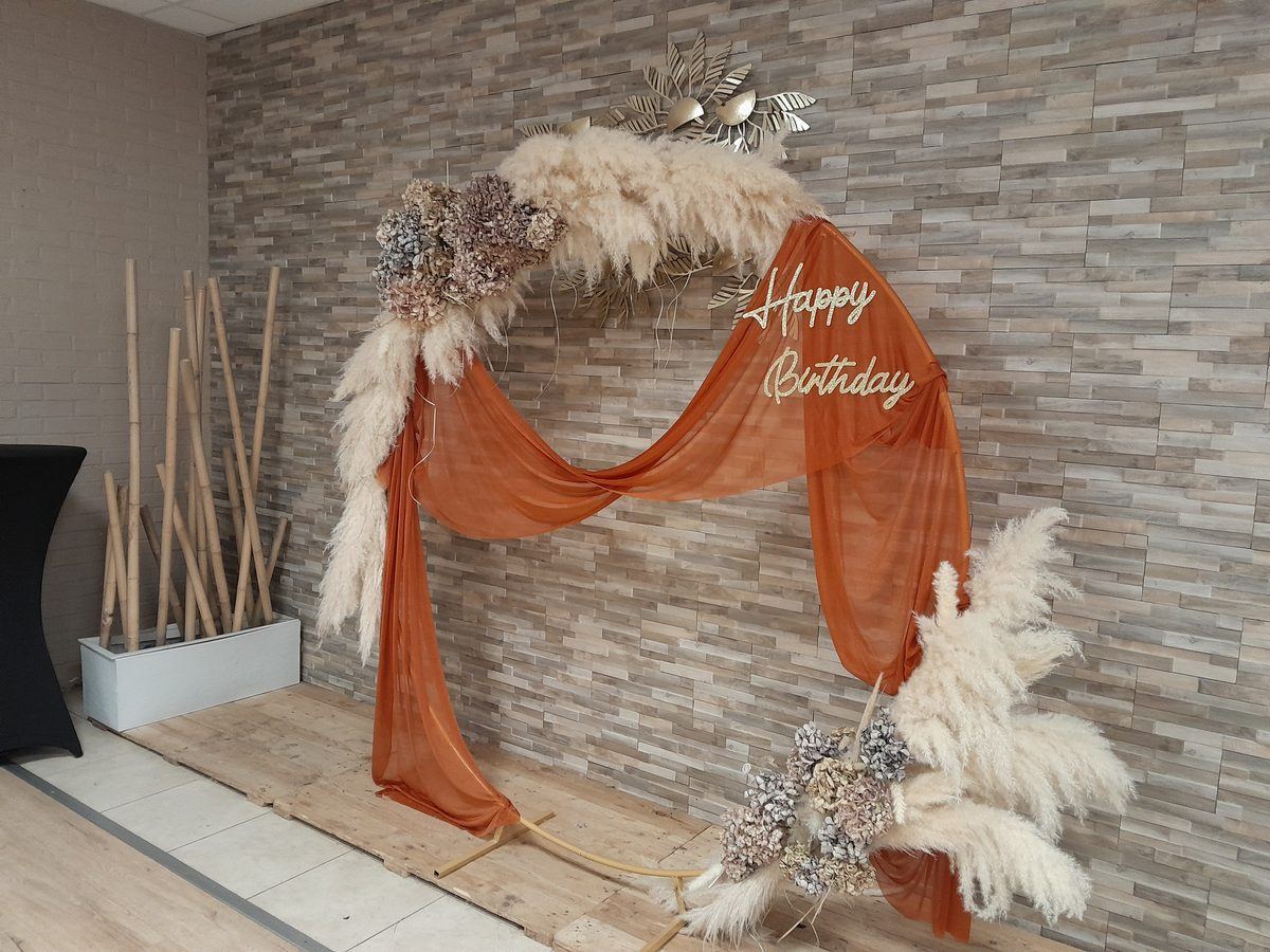 Arche décorée Happy Birthday pour un anniversaire