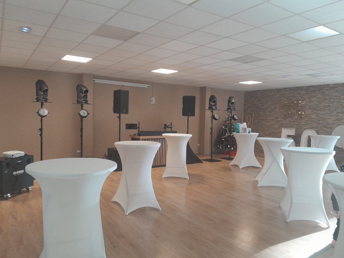 Configuration cocktail avec mange-debout habillés de blanc