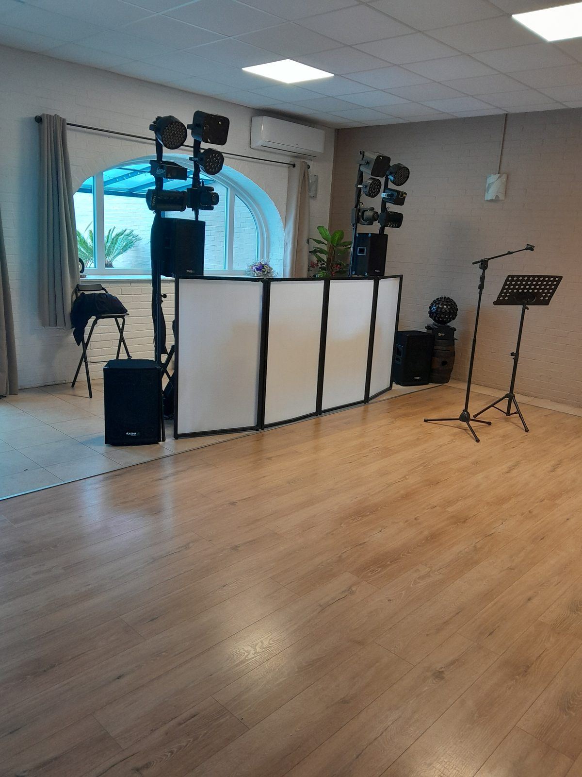 Espace DJ et sonorisation de la salle