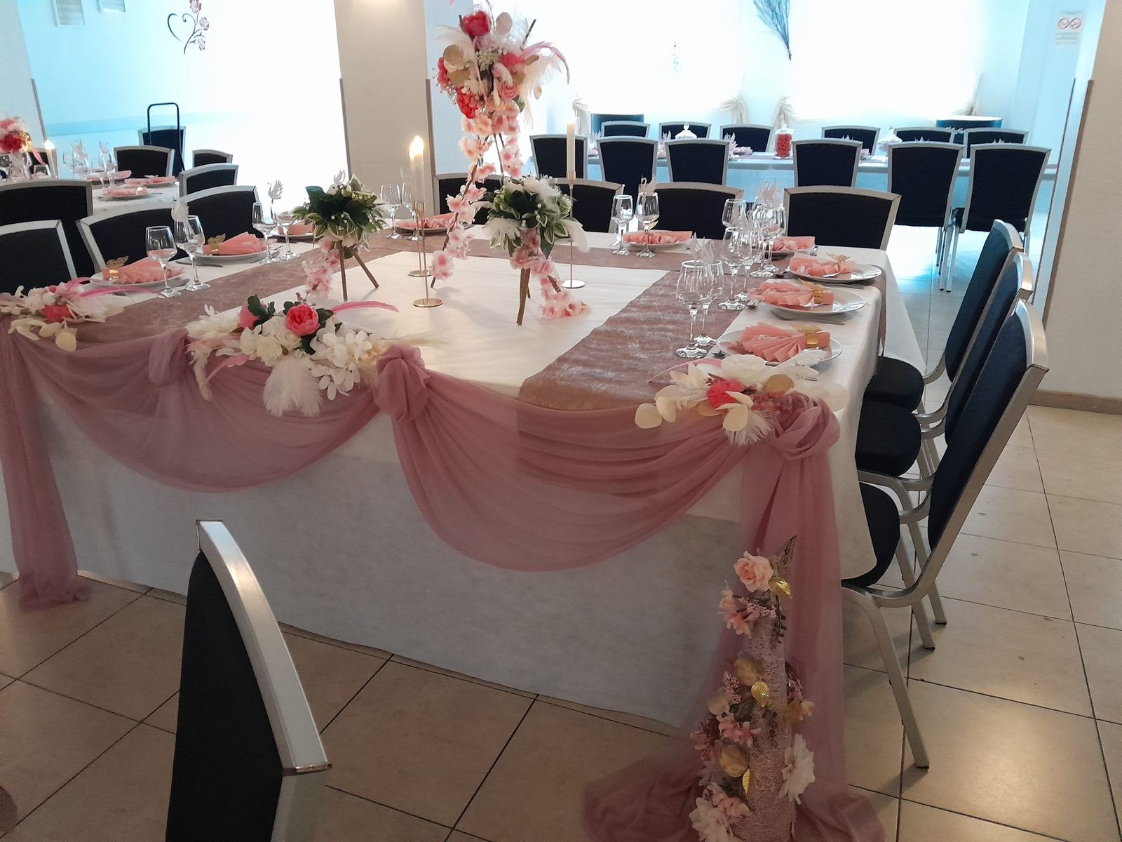 Salle de réception des Salons de la Roseraie dressée en grande table longue