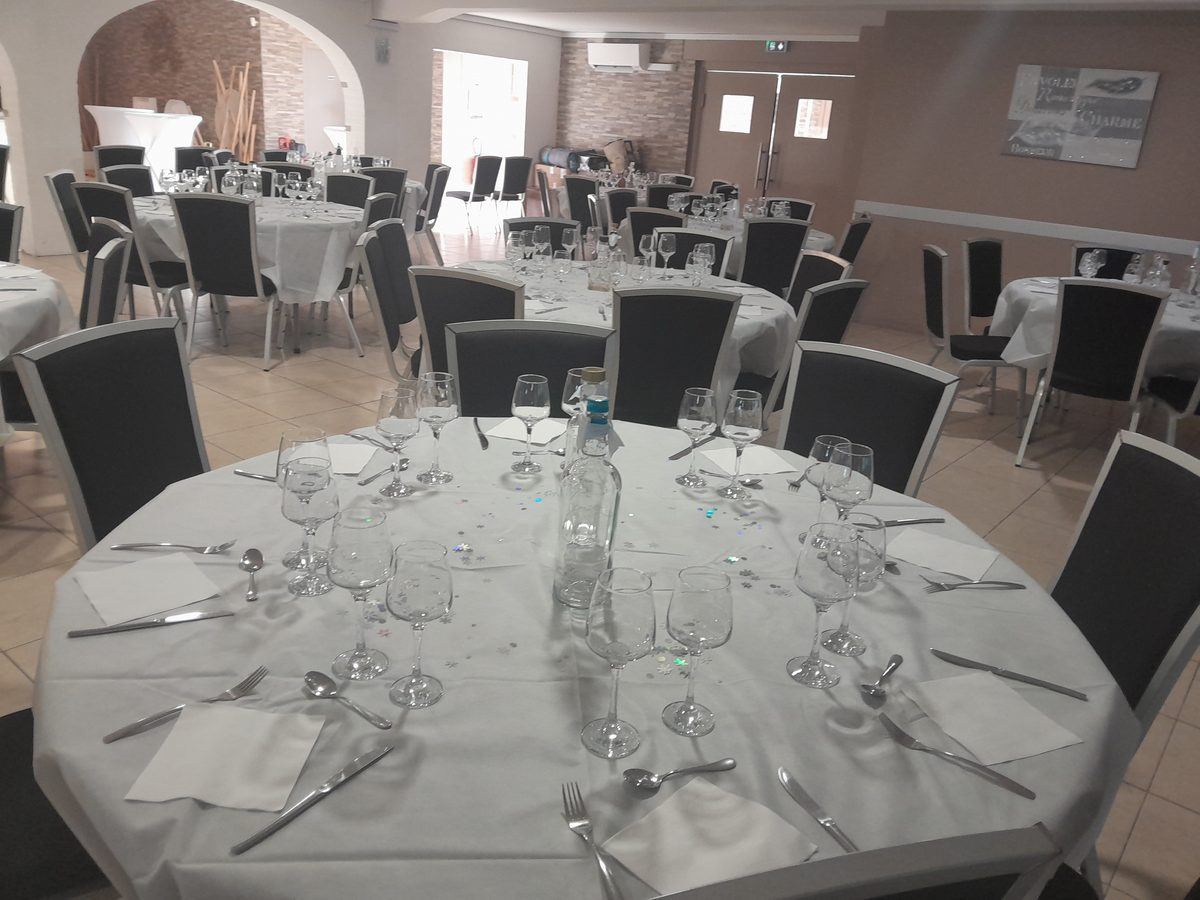 Vue d'ensemble de la salle en configuration banquet avec tables rondes