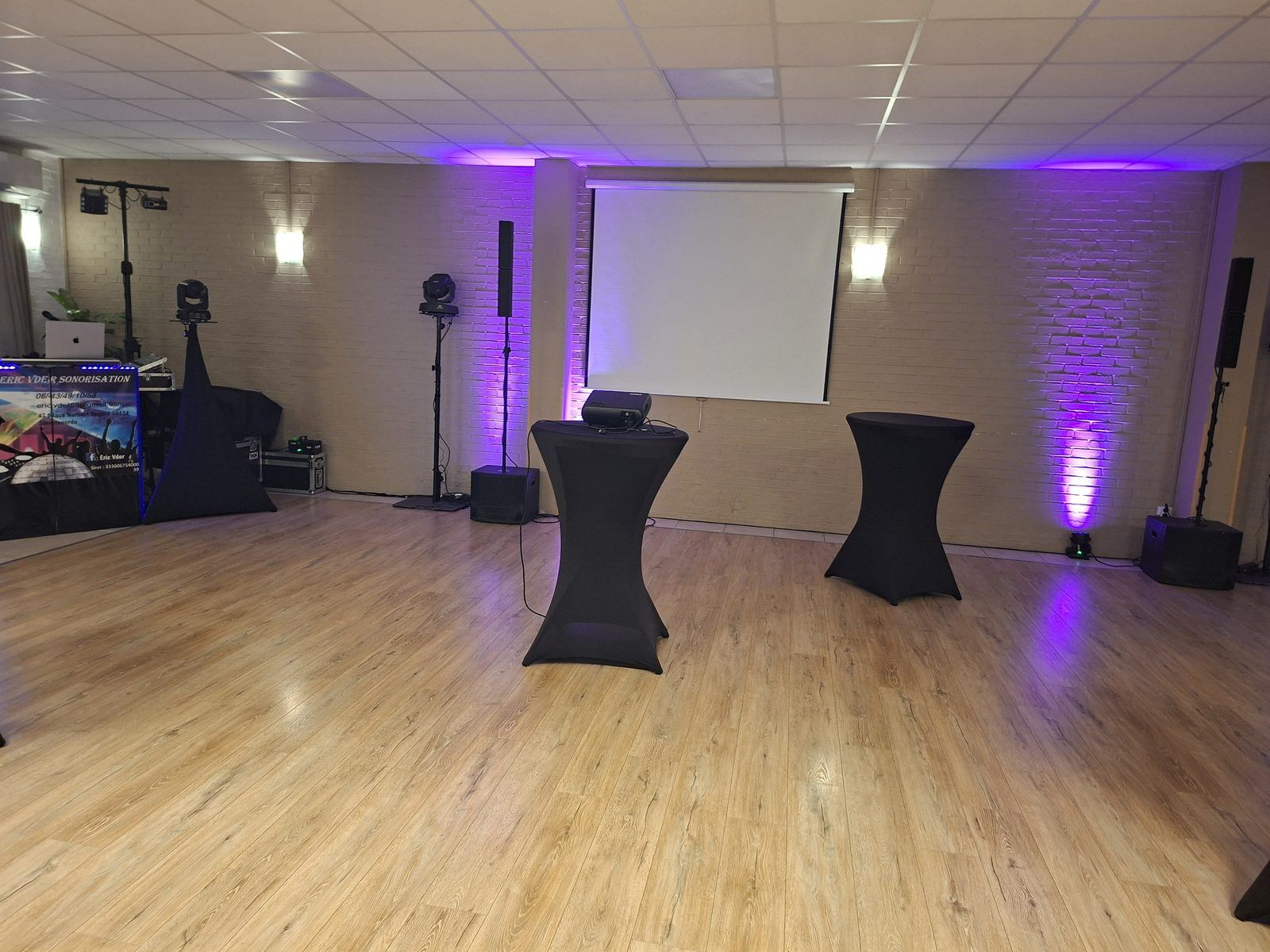 Salle de réception avec piste de danse, écran de projection et éclairage d'ambiance