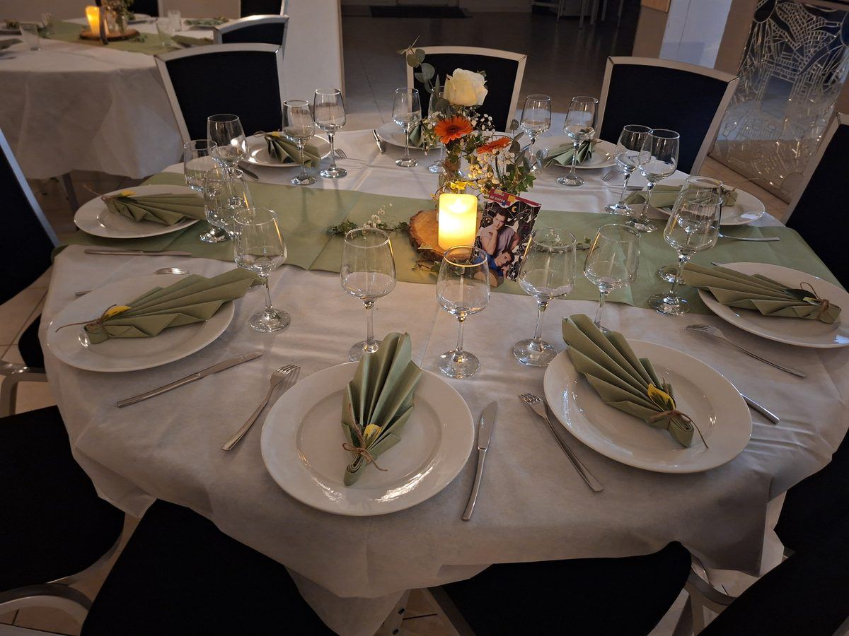 Table ronde dressée pour une réception aux Salons de la Roseraie