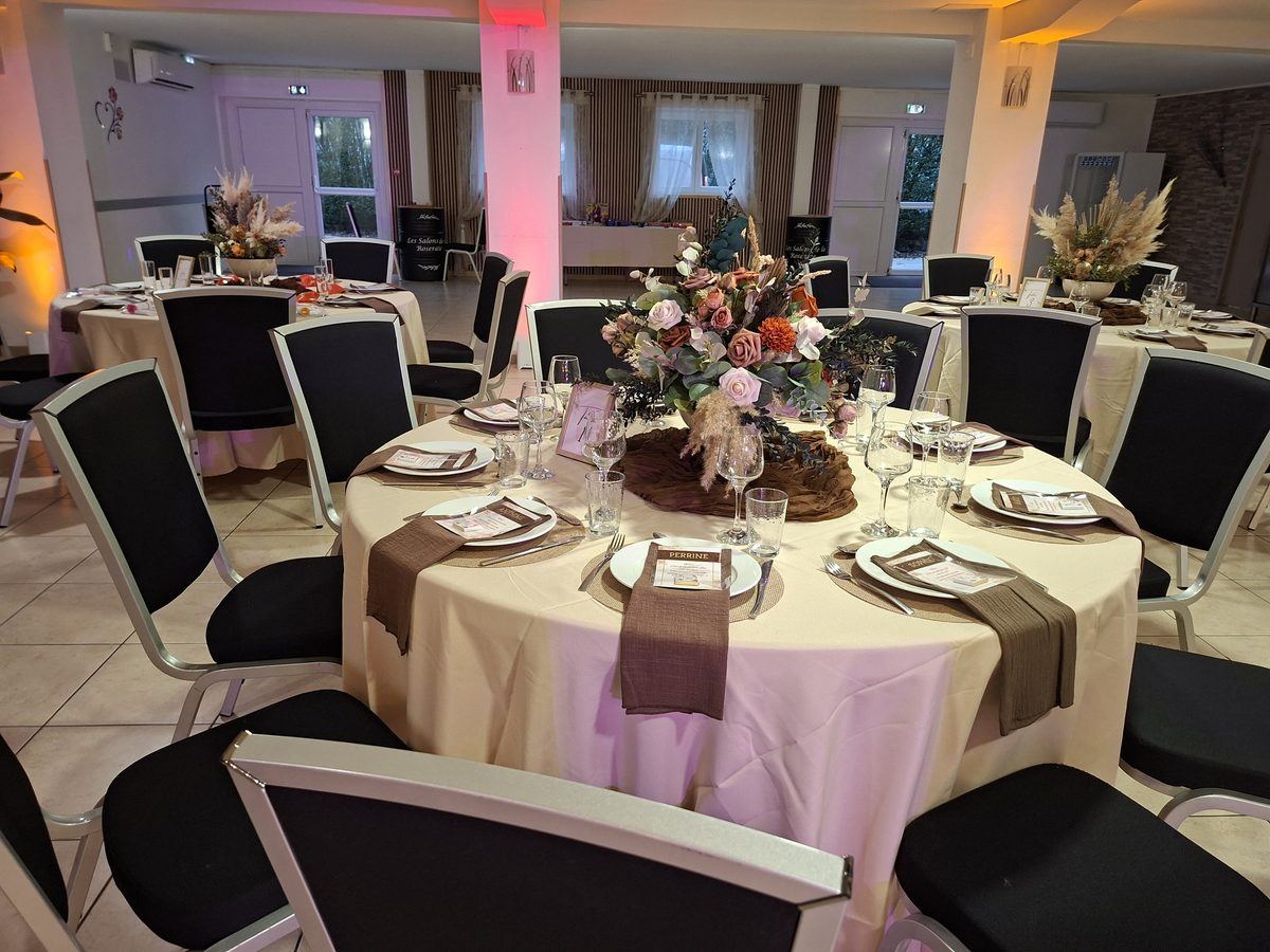 Tables rondes avec décoration automnale chaleureuse